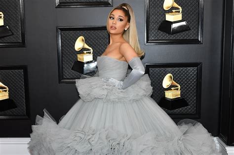 Ariana Grandes Grammys 2020 Wardrobe Malfunction Shows。